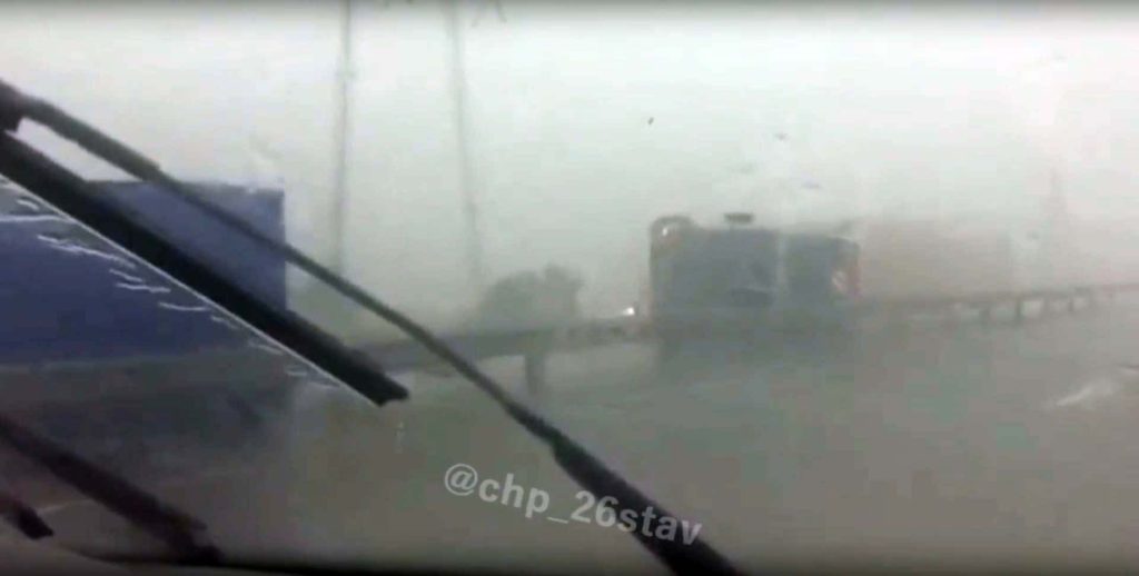Ураганный ветер перевернул на трассе в Ставрополье 11 грузовиков