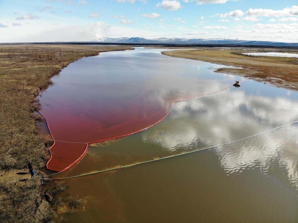 Экокатастрофа в Красноярском крае: в реку, ведущую к Карскому морю, вылилось 20 тысяч тонн дизельного топлива