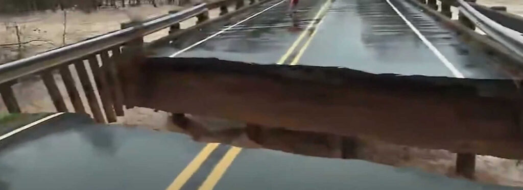 Пролет моста рухнул перед журналистами во время съемок репортажа о страшном наводнении