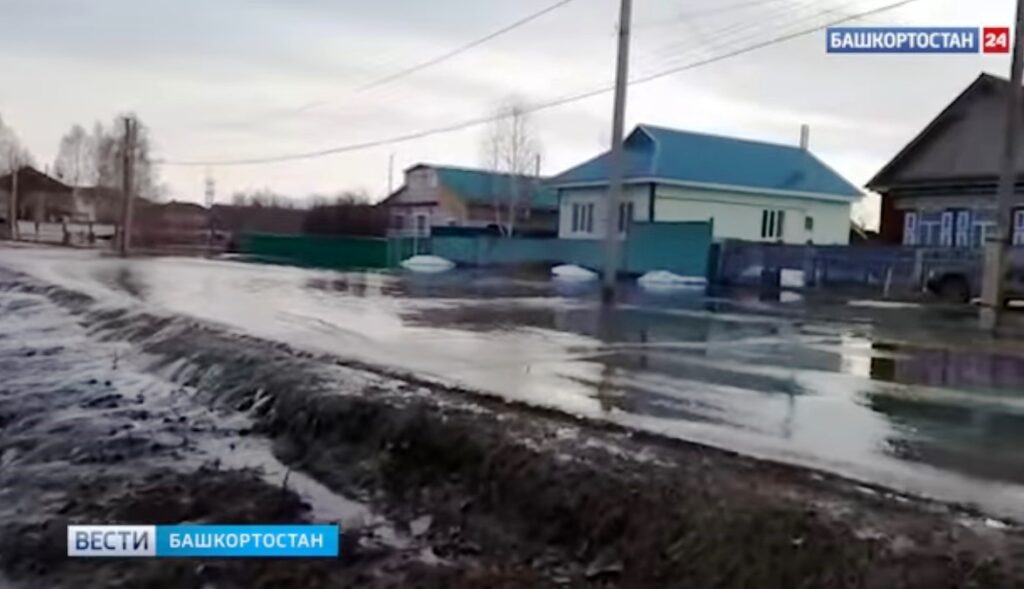 В Башкирии паводком затопило районный центр