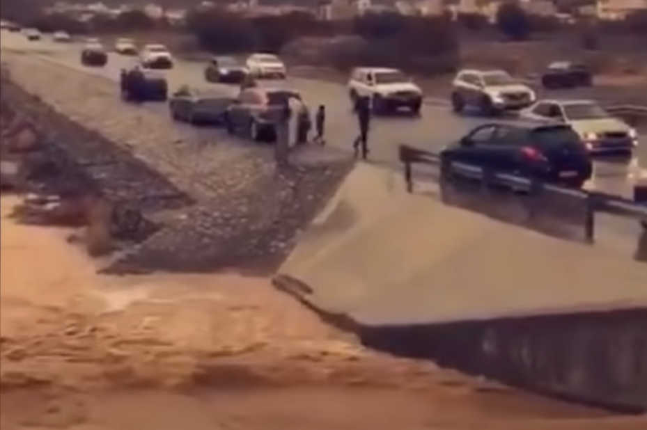 В пустыне Саудовской Аравии происходит настоящий потоп. Видеоновость