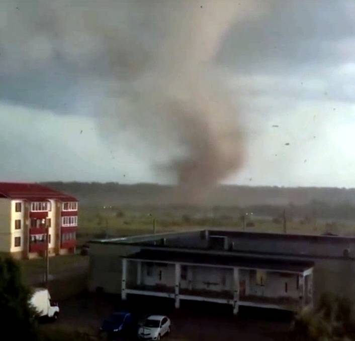 Торнадо стал причиной разрушений и смерти трех человек в Тверской области