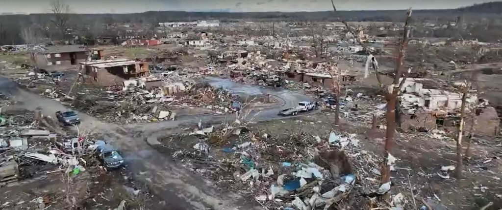 Торнадо разрушили несколько городков в США и убили более 70 человек
