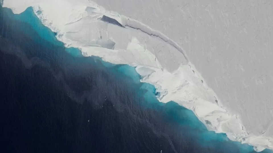 По «Леднику Судного дня» в Антарктиде пошла громадная трещина