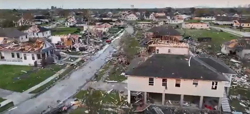 Торнадо в Новом Орлеане оставил за собой развалины