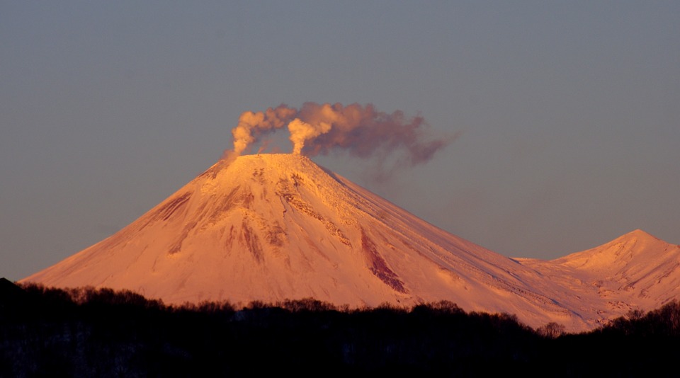 Извержение вулкана Безымянный началось на Камчатке. Ранее его извержение было катастрофическим
