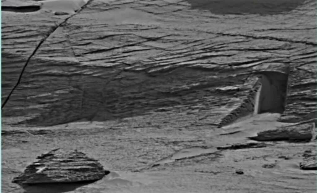 На фотографиях поверхности Марса обнаружили «дверной проем»