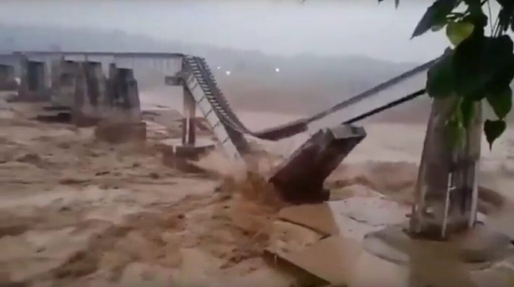 Из-за ливневых дождей в Индии обрушился железнодорожный мост