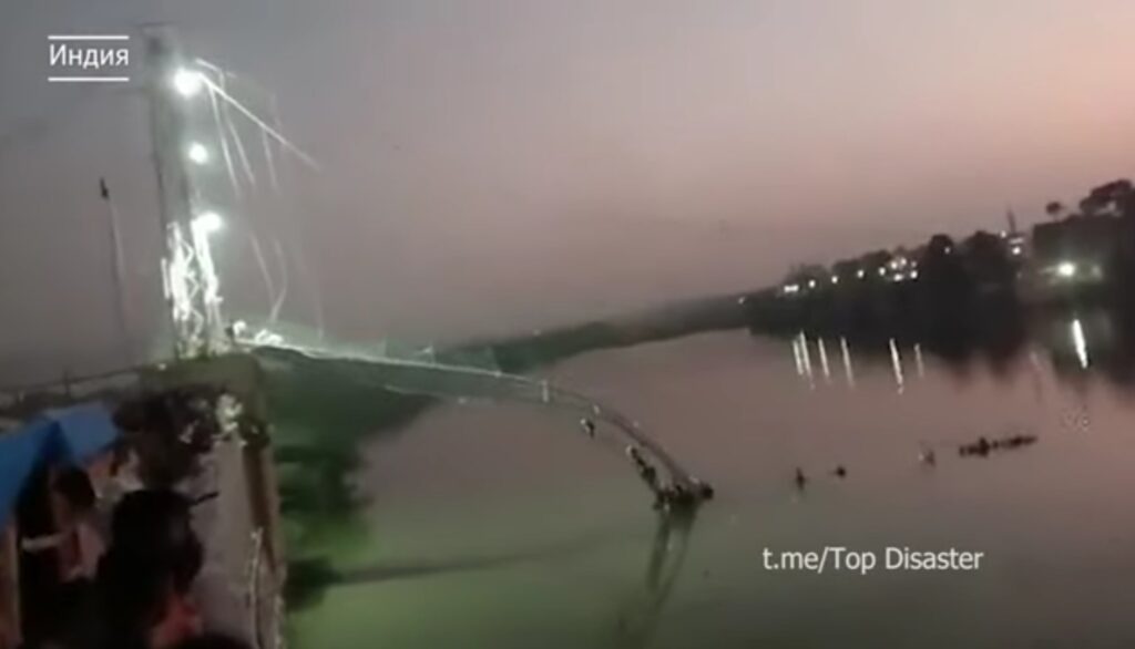 В Индии рухнул пешеходный мост. Более ста человек погибло