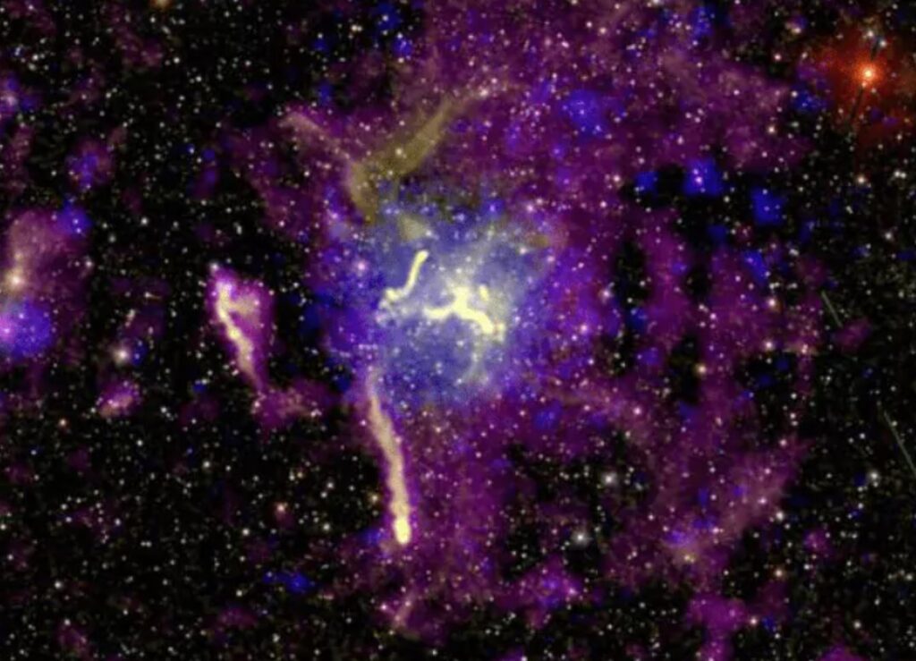 В космосе обнаружены гигантские мегагало: они окутывают целые скопления галактик