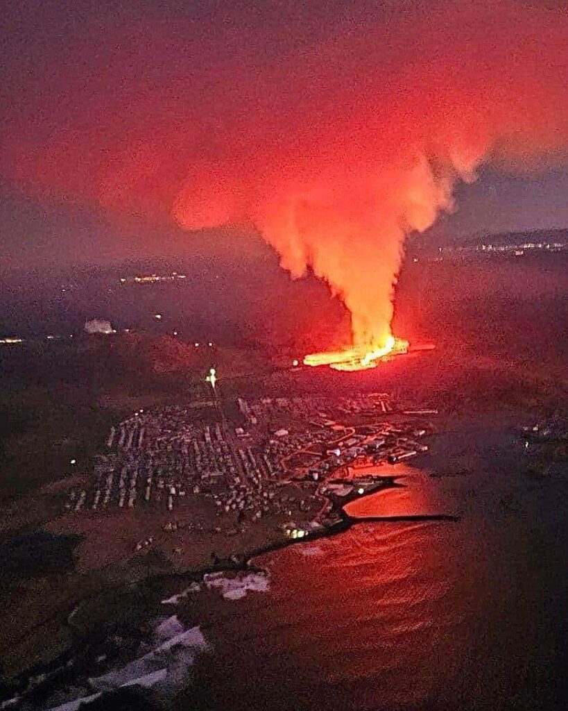 Жители исландского города Гриндавик пытаются противостоять лаве из вулкана